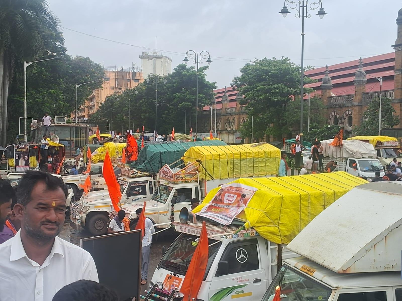 गौरतलब है कि मनोज जरांगे के नेतृत्व में चल रहा यह आंदोलन मराठा आरक्षण की मांग को लेकर तेज़ हो रहा है. 