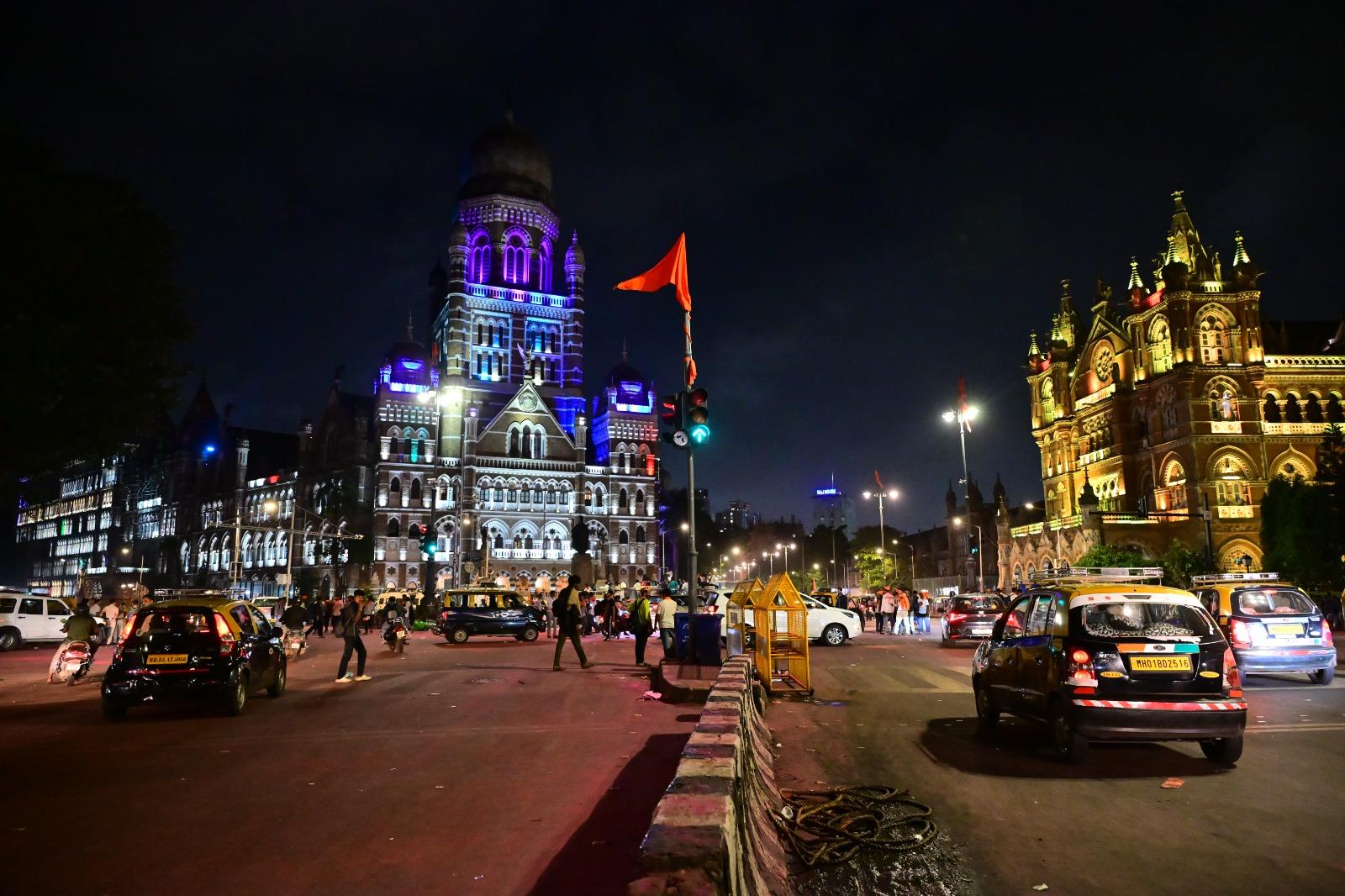 तस्वीरों में साफ दिखाई दे रहा है कि जहां कल तक भीड़ और बैनरों का सैलाब था, वहीं अब सन्नाटा और सड़कों की साफ-सफाई नजर आ रही है.