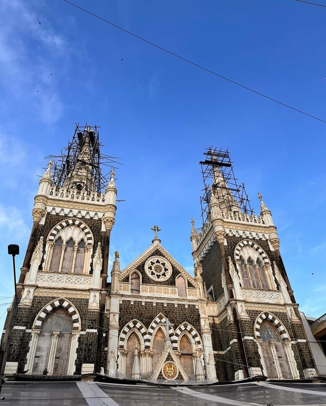 माउंट मैरी बेसिलिका के आंतरिक गर्भगृह और मूर्ति का हाल ही में जीर्णोद्धार किया गया है. वसई के सेक्वेरा बंधुओं ने इस कार्य में मेहनत की. रेक्टर फादर वर्नोन अगुइयार और वाइस रेक्टर फादर सुंदर अल्बुकर्क के अनुसार, उन्हें मूल कैनवास पेंटिंग मिली, जिसमें मदर मैरी शिशु यीशु को गोद में लिए हुए दिखाई देती हैं और उनके चारों ओर देवदूत एवं संत हैं.