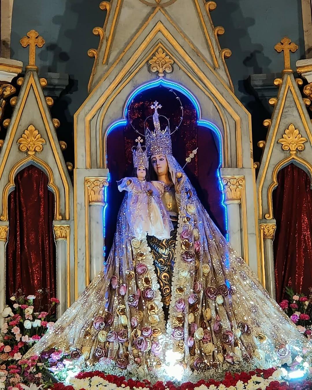 माउंट मैरी से जुड़ी सबसे रोचक कहानियों में से एक लेडी अवबाई जमशेदजी जीजीभॉय की है. 1834 में उन्होंने स्वस्थ संतान के लिए प्रार्थना की, और उनकी यह इच्छा पूरी हुई. इसके बाद, 1841 में नाव पलटने की घटना के बाद लेडी अवबाई ने सरकार को 1.5 लाख रुपये दिए ताकि एक सुरक्षित मार्ग बनाया जा सके, जिसे आज हम माहिम कॉज़वे के नाम से जानते हैं.