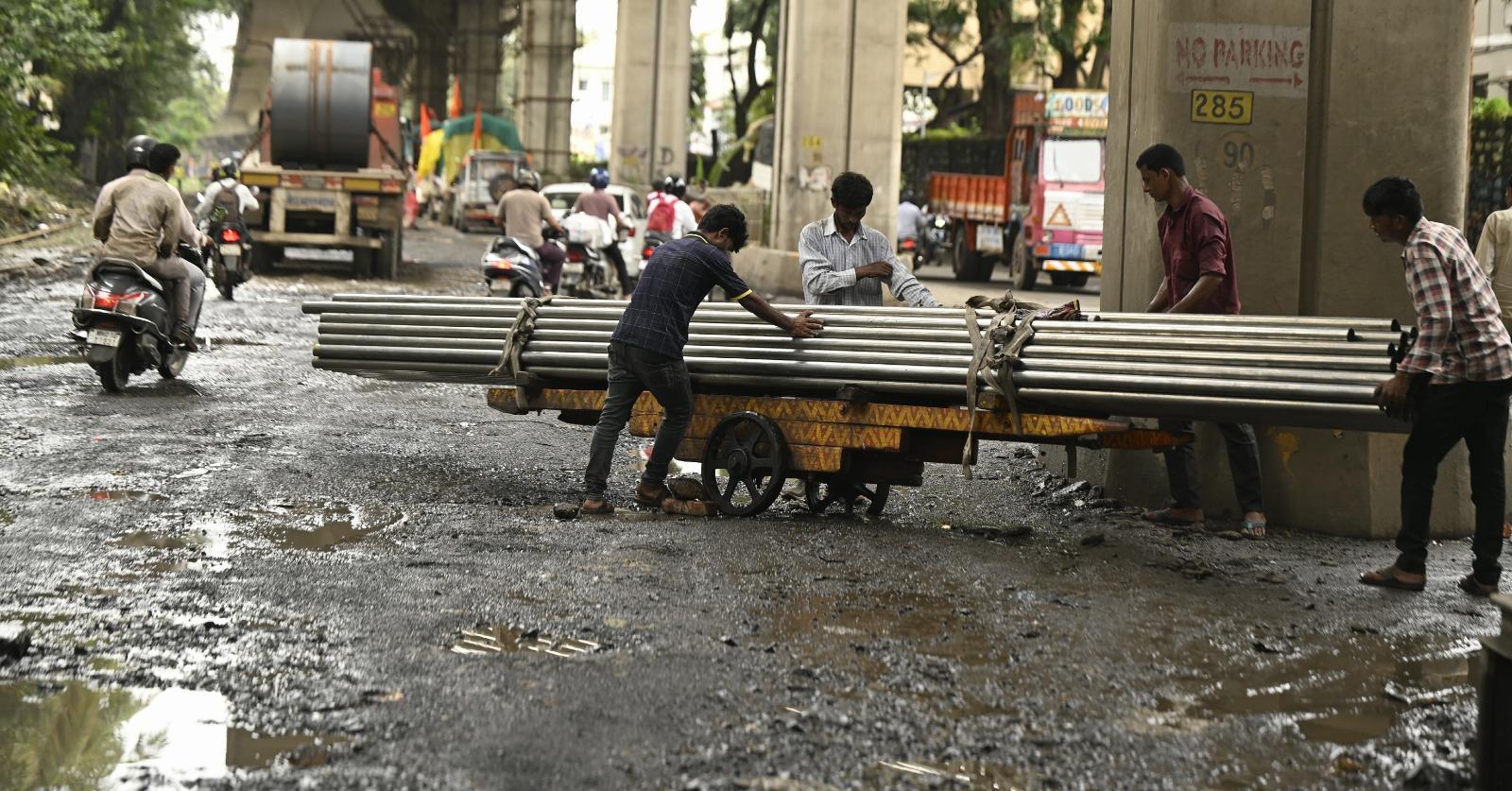 बीएमसी अधिकारियों का कहना है कि बरसात के मौसम में खराब सड़कें आम बात बन चुकी हैं और इसके चलते मुंबईकरों को सबसे ज़्यादा परेशानी उठानी पड़ती है.