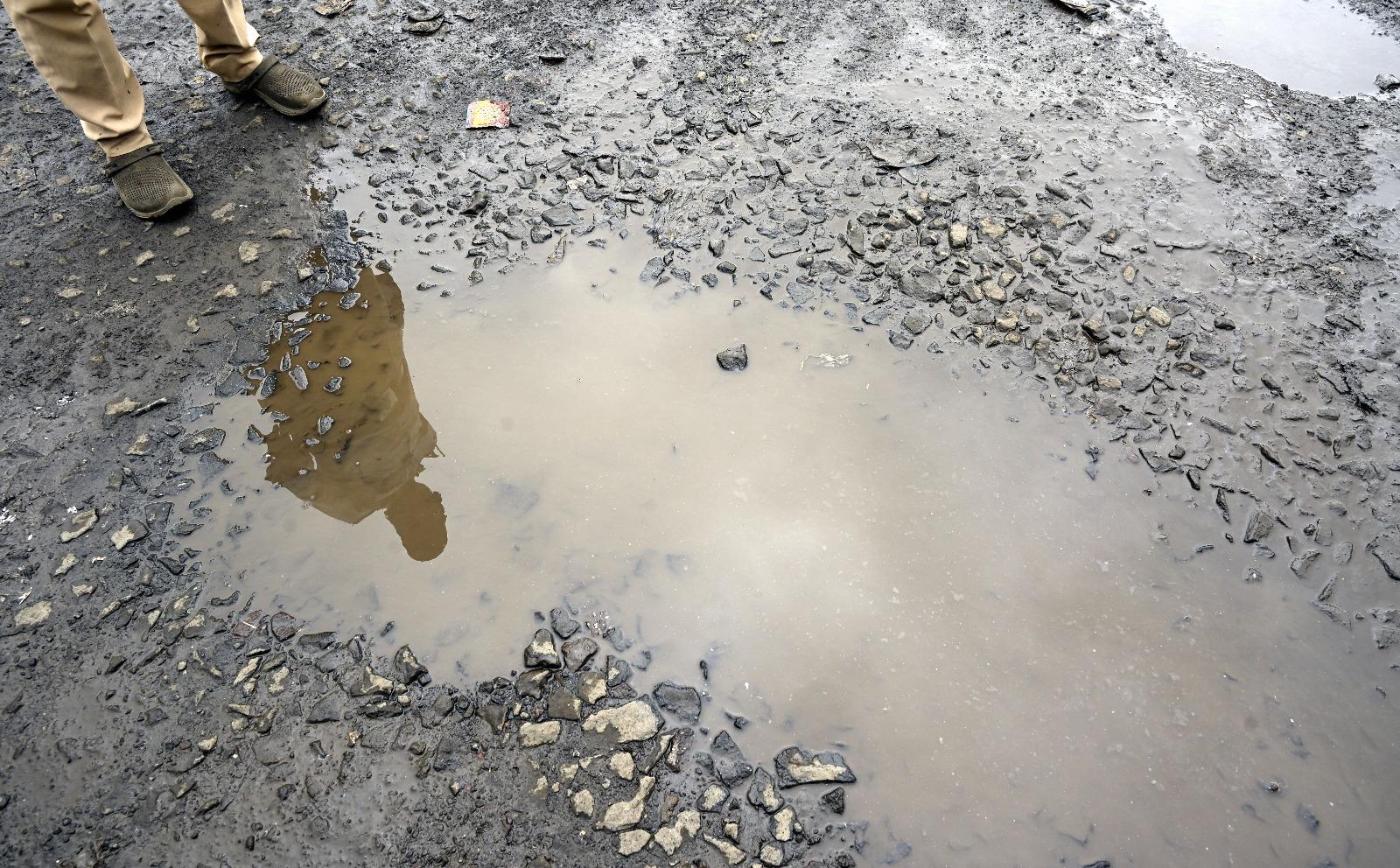 स्थानीय लोगों का कहना है कि बारिश शुरू होने के बाद से ही सड़क की हालत बिगड़ गई थी, लेकिन अब गड्ढों का आकार इतना बड़ा हो चुका है कि दोपहिया वाहनों और ऑटो चालकों के लिए इनसे बचना मुश्किल हो गया है. 