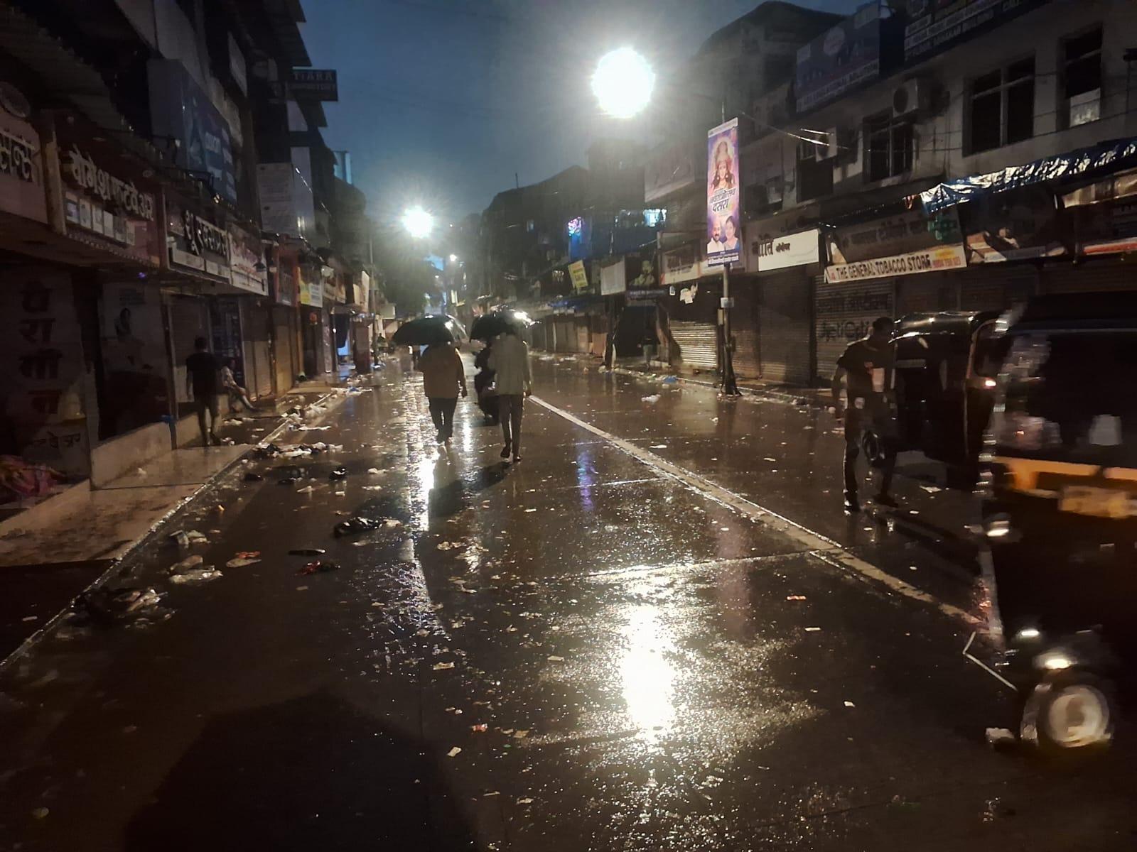 हालांकि बीएमसी का दावा है कि जलनिकासी व्यवस्था को दुरुस्त रखने के लिए पंपिंग स्टेशन और कंट्रोल रूम पूरी तरह अलर्ट पर हैं. 