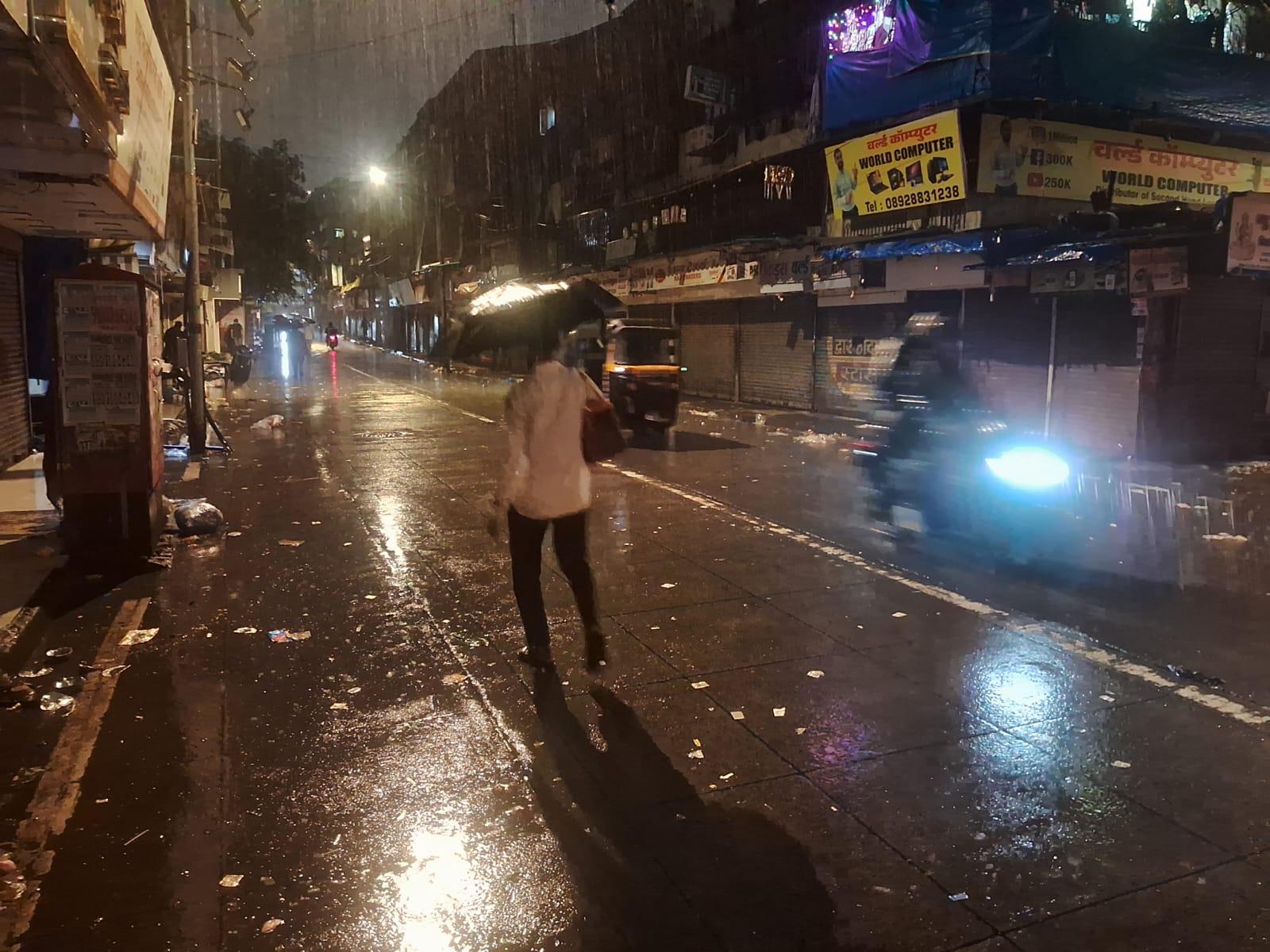बारिश के चलते लोकल ट्रेनों की रफ्तार पर भी असर पड़ा है. कई जगहों पर पटरियों पर पानी भरने से ट्रेनें धीमी रफ्तार से चलाई जा रही हैं. 