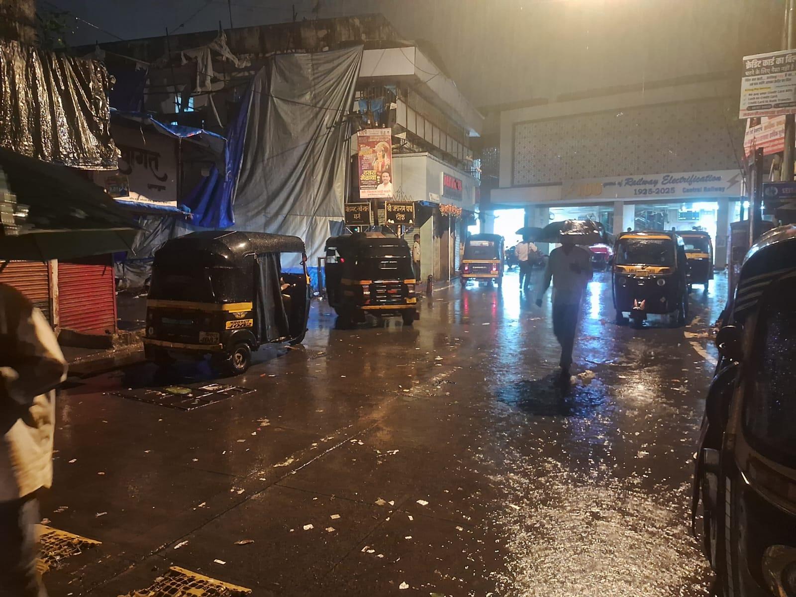 बृहन्मुंबई नगर निगम (BMC) ने अपने आधिकारिक सोशल मीडिया अकाउंट X पर अपडेट साझा करते हुए बताया कि रविवार को मुंबई शहर और उपनगरों में आसमान आमतौर पर बादलों से घिरा रहेगा. 