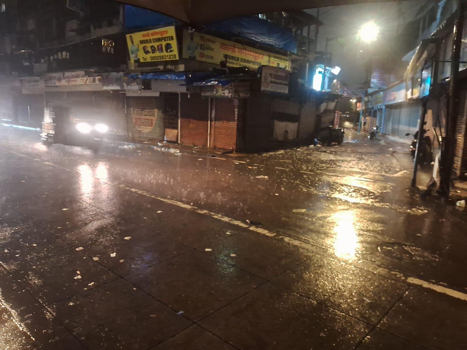 मौसम विभाग के अनुसार, मुंबई और आसपास के क्षेत्रों में अगले 24 घंटे तक भारी बारिश की संभावना बनी हुई है. ऐसे में नागरिकों से अपील की गई है कि वे बिना ज़रूरत घर से बाहर निकलने से बचें. तटीय इलाकों में रहने वाले लोगों को भी सतर्क रहने की सलाह दी गई है.
