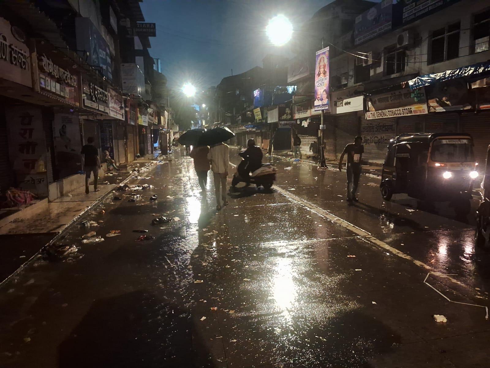लेकिन सुबह के समय ऑफिस जाने वाले लोगों को सड़कों पर जलभराव और ट्रैफिक जाम की वजह से मुश्किलों का सामना करना पड़ा.