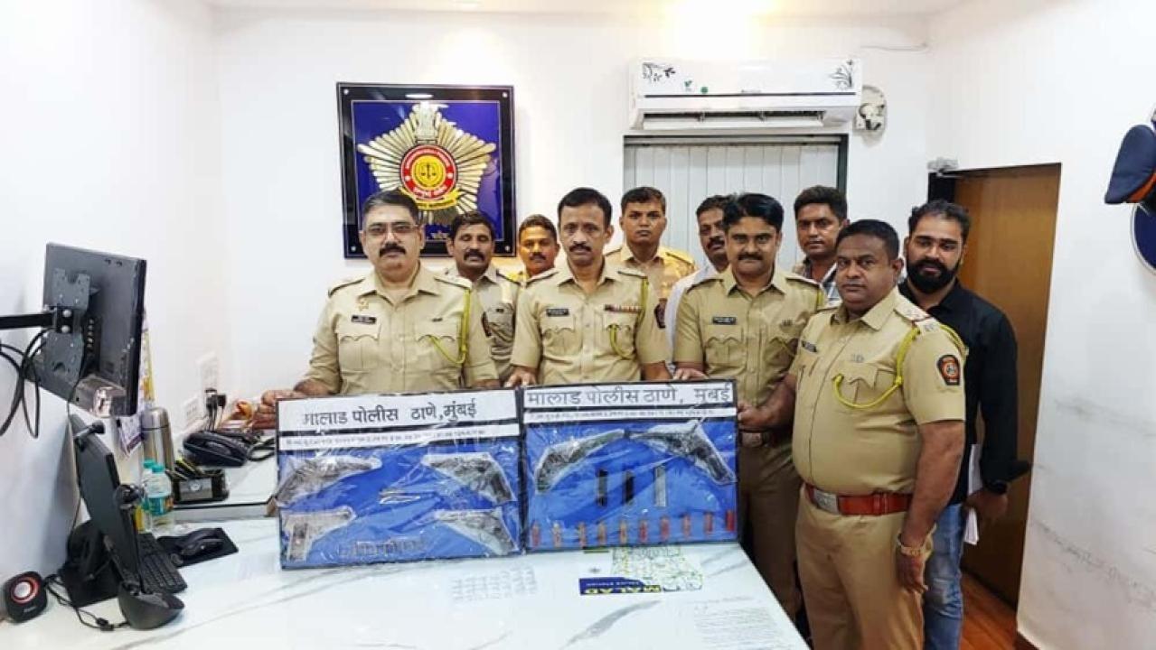 जब्त हथियारों के साथ मलाड पुलिस.