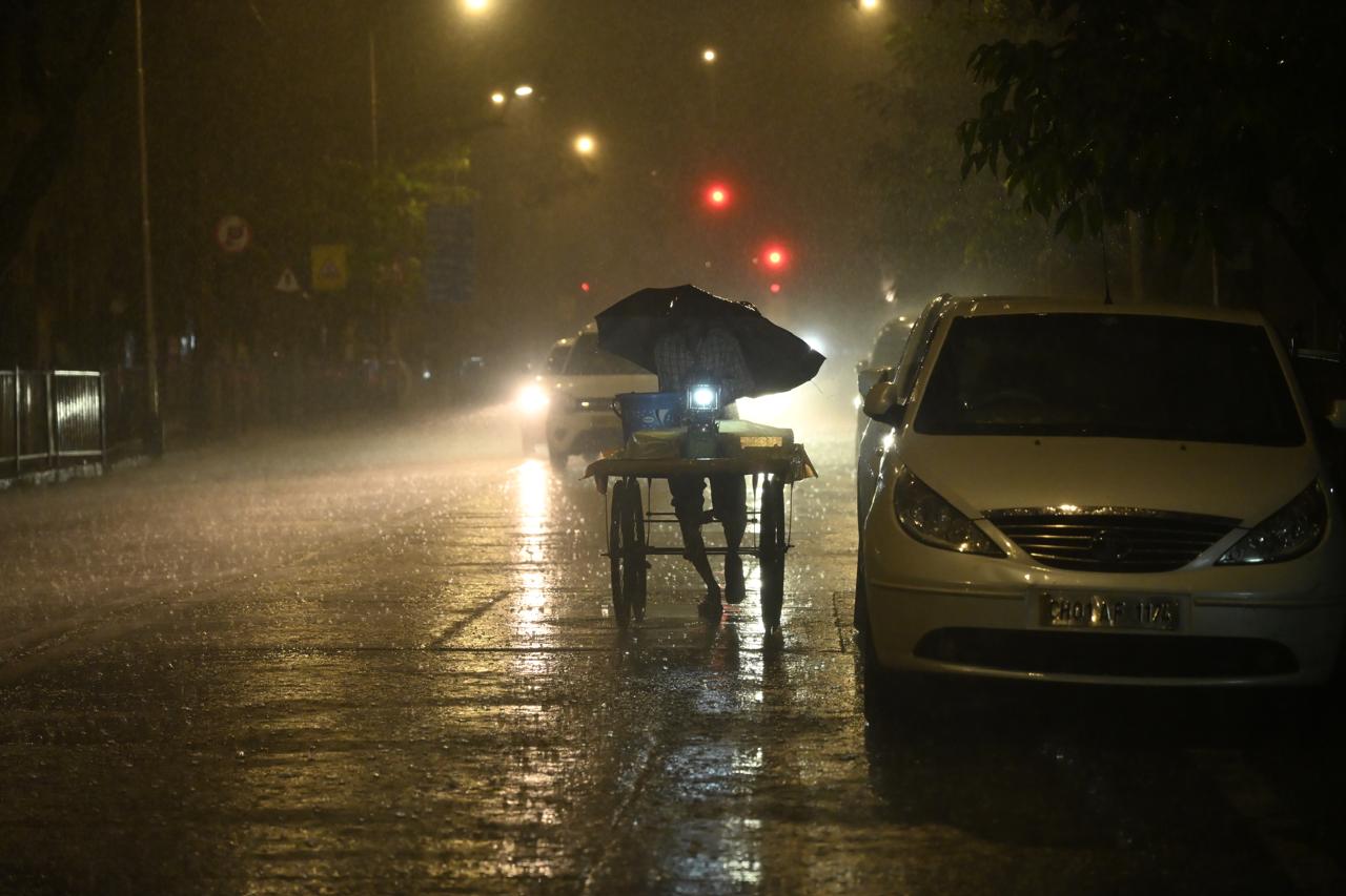 मौसम विभाग की चेतावनी और बीएमसी की सावधानियों को ध्यान में रखते हुए, नागरिकों से सुरक्षित रहने और आवश्यक सावधानियां बरतने की अपील की गई है.