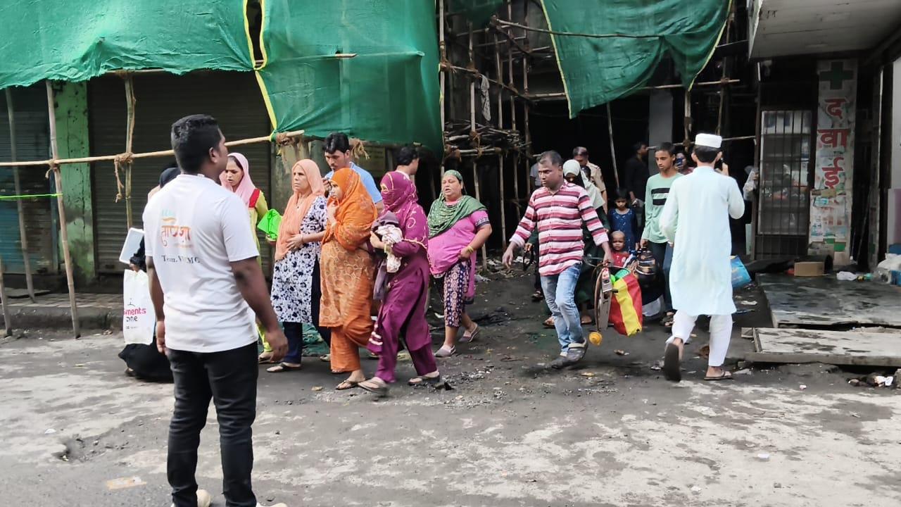 VVMC के अधिकारियों और दमकलकर्मियों ने मौके पर पहुंचकर पूरी इमारत को खाली कराया और आसपास का इलाका सील कर दिया. 
