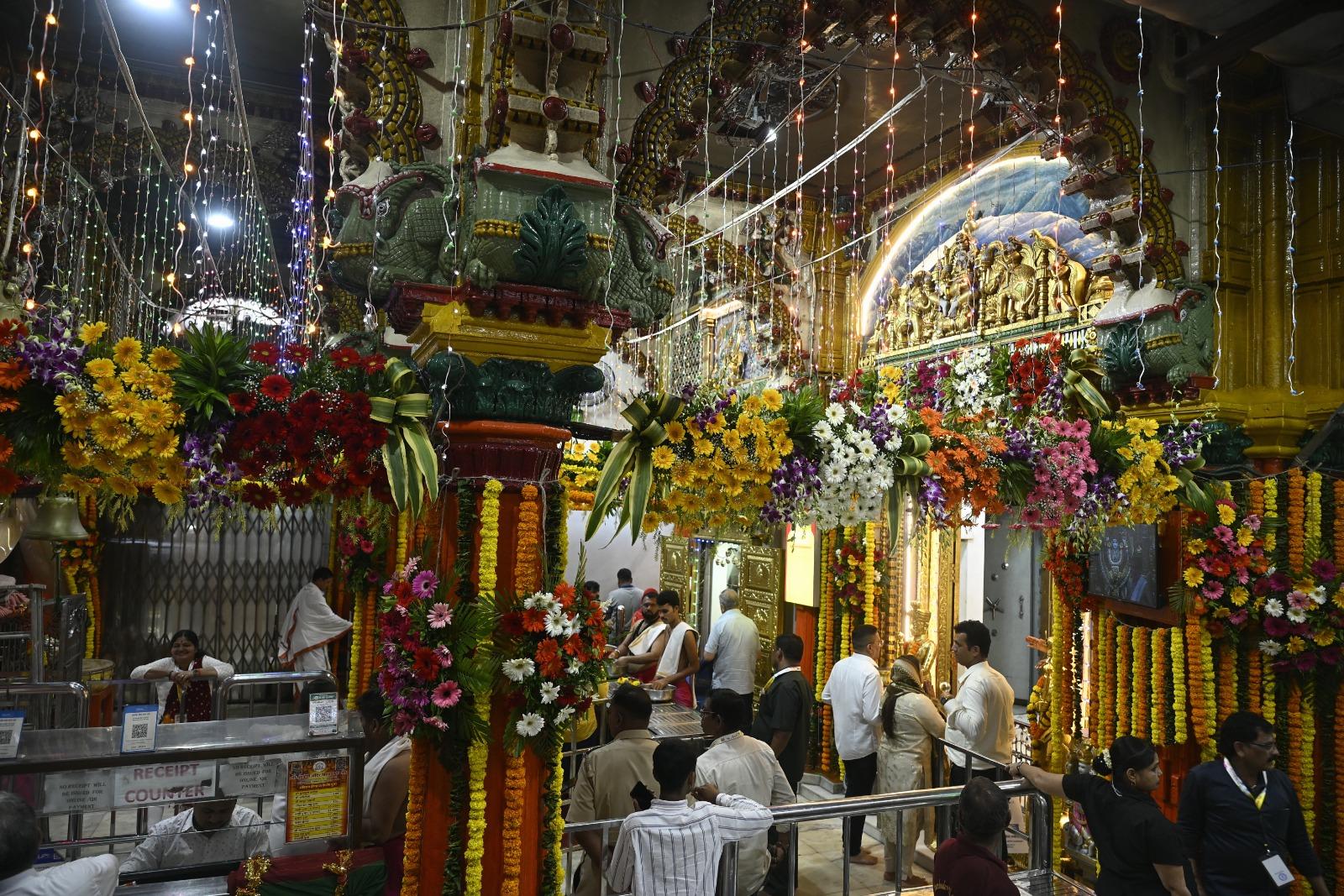 भक्तों में महिलाओं की संख्या अधिक थी, जिन्होंने पारंपरिक पोशाकों में माता की आराधना की. कई परिवारों ने साथ में मंदिर जाकर माता के दर्शन किए और मंदिर परिसर में ही दीपक और अगरबत्ती जलाकर प्रार्थना की. 