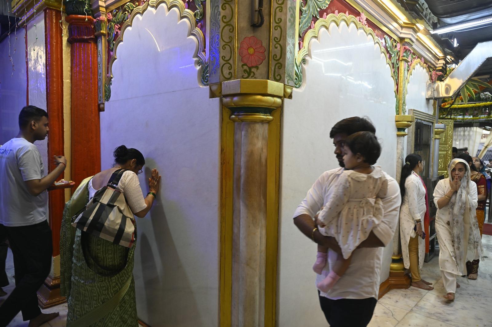 श्रद्धालुओं ने सुबह से ही मंदिर की पवित्र और शांत वातावरण में प्रवेश किया और माता के चरणों में फूल, फल और लाल कपड़े चढ़ाकर अपनी श्रद्धा प्रकट की.