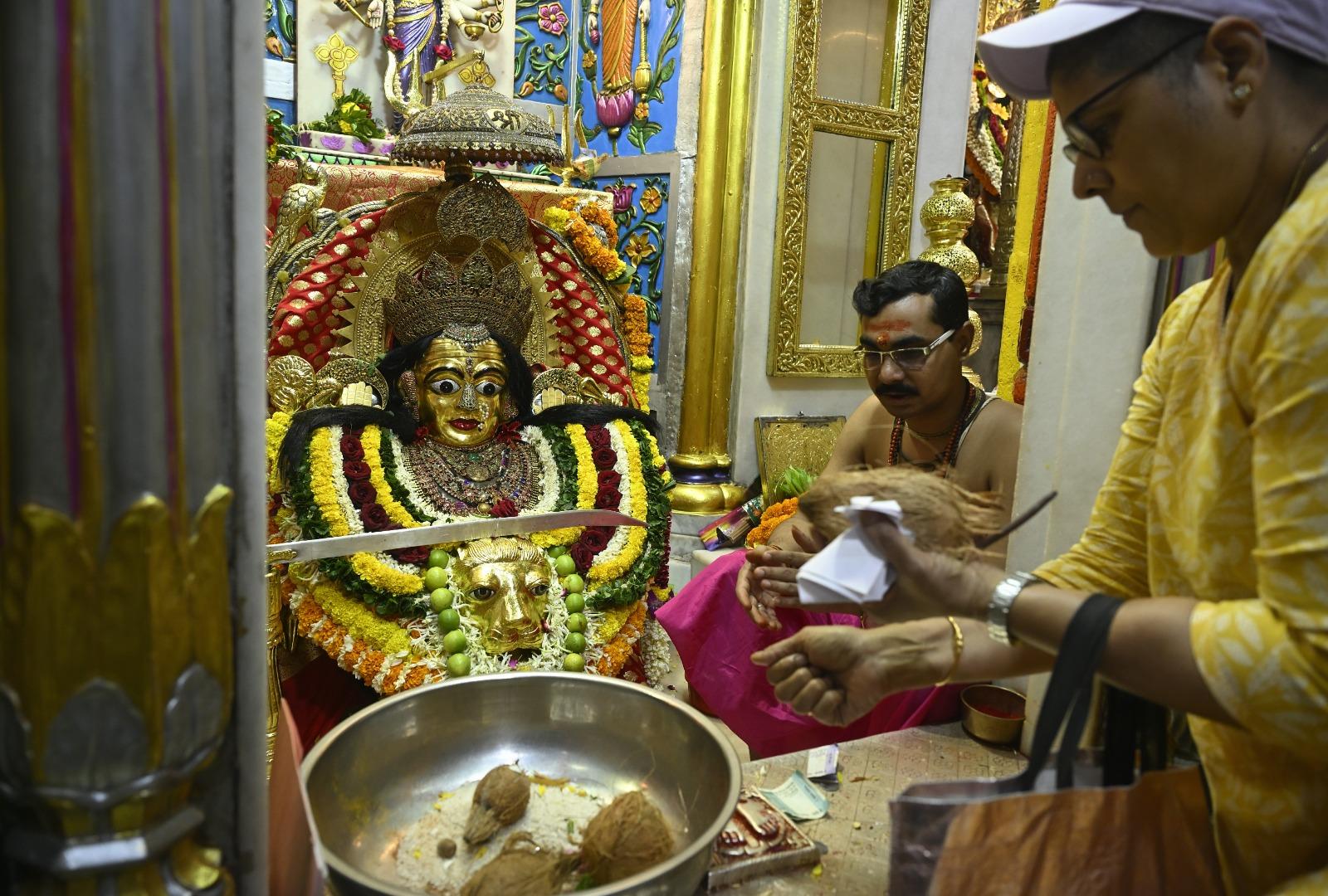 पूजा के दौरान भक्तों ने माता से सुख, समृद्धि और स्वास्थ्य की कामना की. 