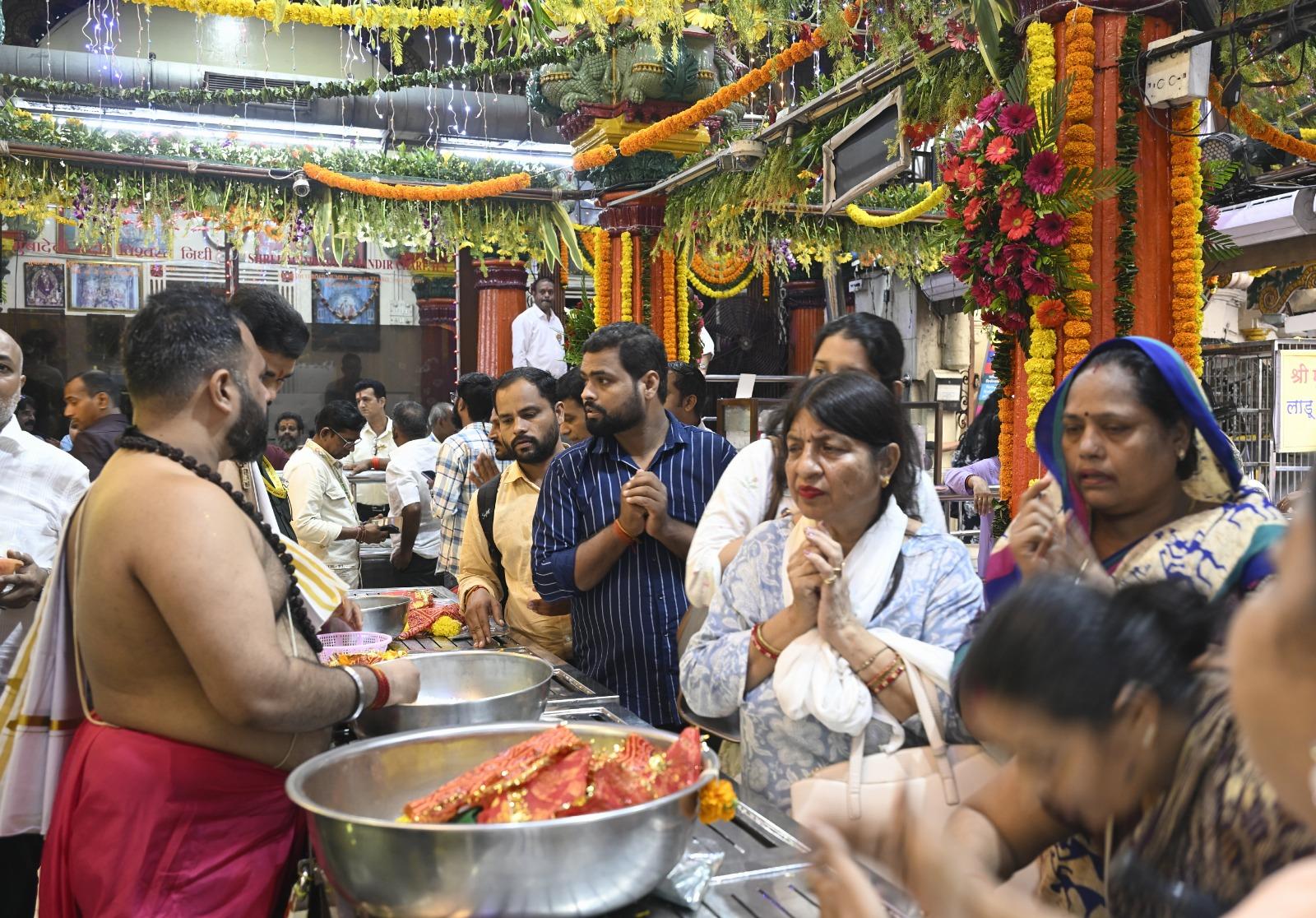 श्रद्धालुओं ने जयकारों और भजनों के माध्यम से वातावरण को भक्तिमय बनाया. मंदिर के पुजारियों ने भी विशेष पूजा विधि का आयोजन किया, जिसमें देवी के नौ रूपों की पूजा-अर्चना की गई. 
