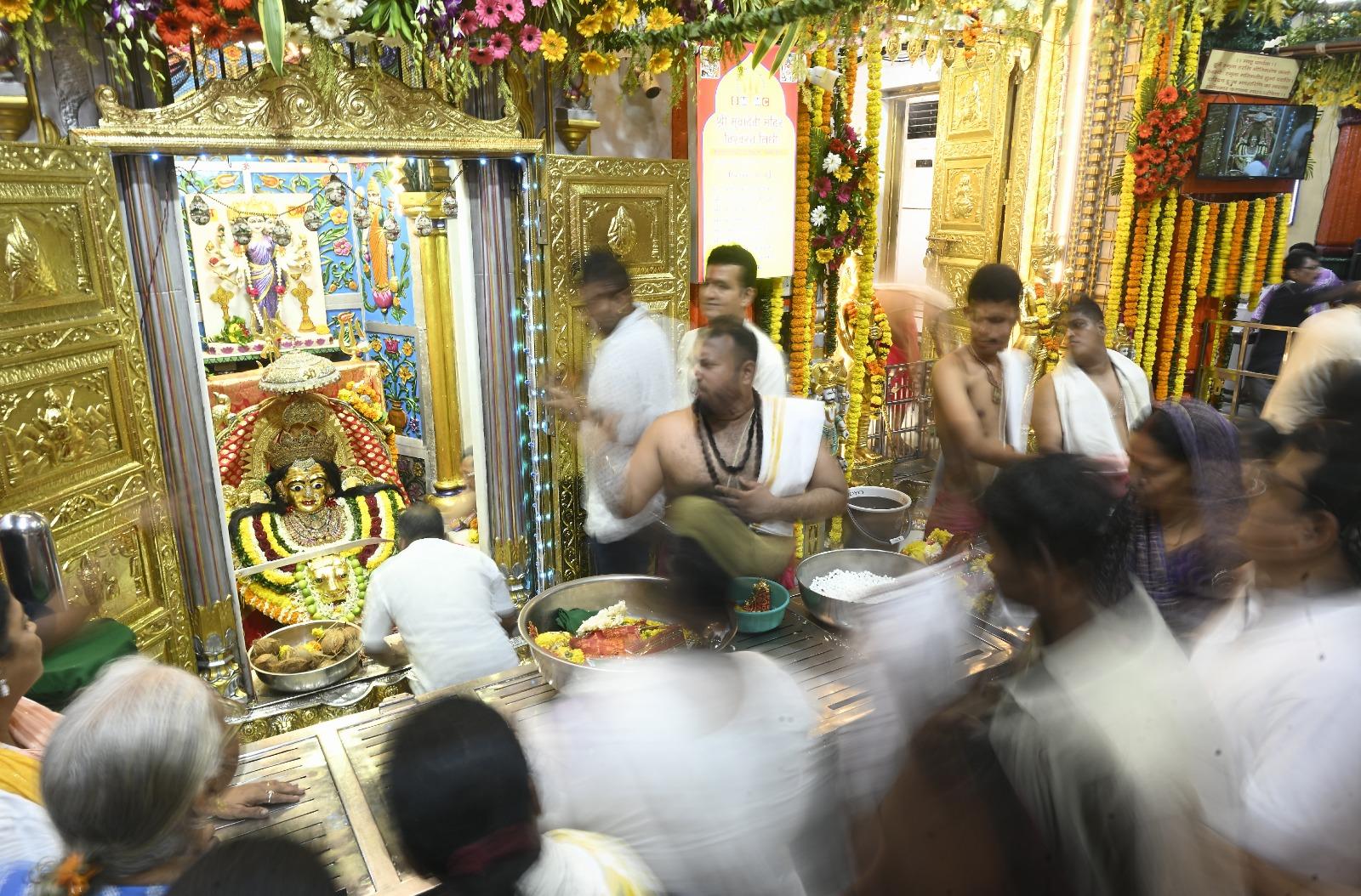 स्थानीय पुलिस और मंदिर प्रशासन ने सुरक्षा और व्यवस्था के लिए विशेष इंतजाम किए थे. मंदिर के प्रवेश द्वार और आसपास की सड़कों पर सुरक्षा कर्मियों की तैनाती की गई थी ताकि भक्तों को कोई असुविधा न हो और सामाजिक दूरी बनाए रखने के निर्देशों का पालन भी सुनिश्चित किया जा सके.