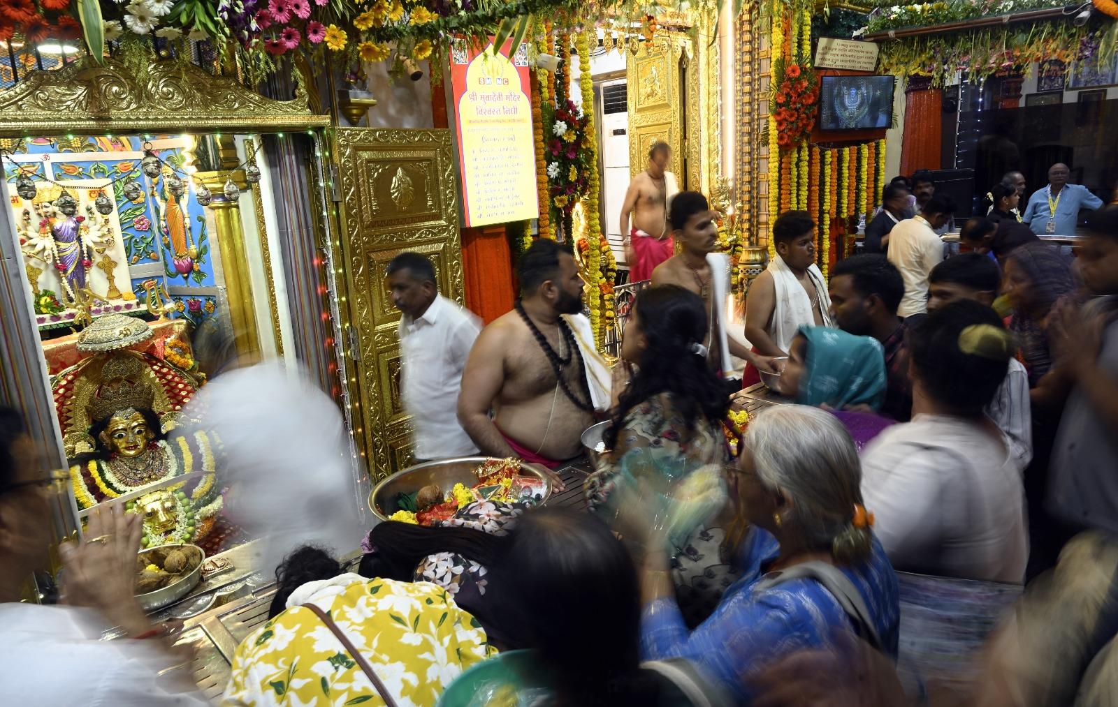 मंदिर प्रशासन ने बताया कि नवरात्रि के नौ दिनों में प्रतिदिन बड़ी संख्या में श्रद्धालु दर्शन और पूजा-अर्चना के लिए आएंगे.