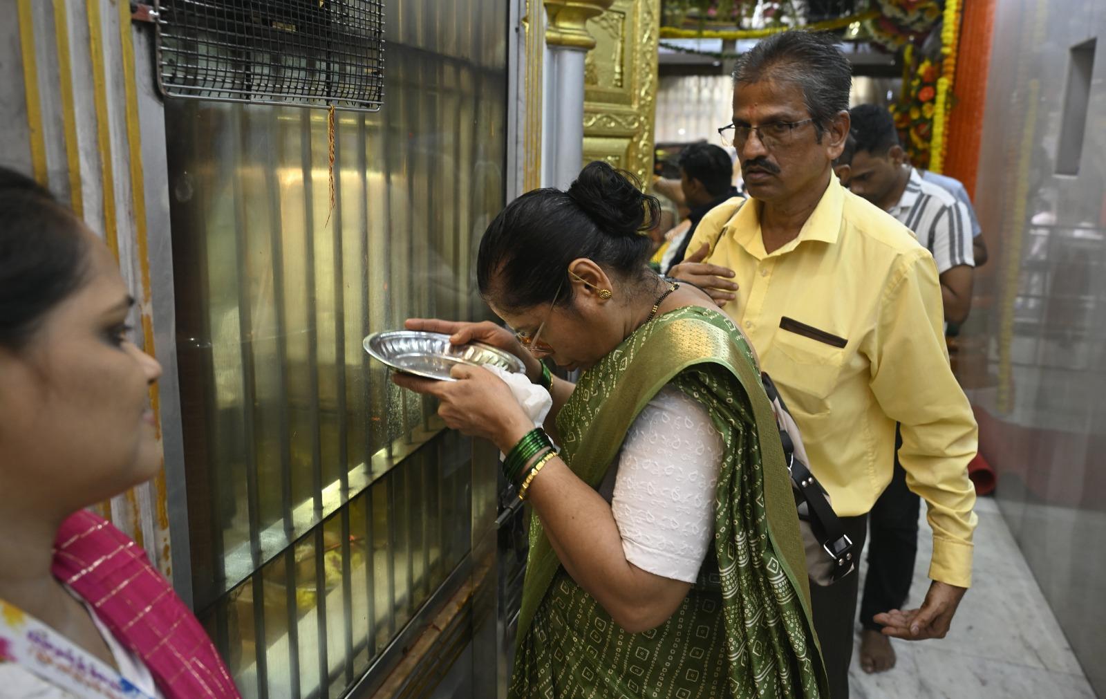 नवरात्रि के समय मंदिर में दर्शन करने की परंपरा और भी महत्व रखती है, क्योंकि यह देवी के नौ रूपों की आराधना का समय माना जाता है. 