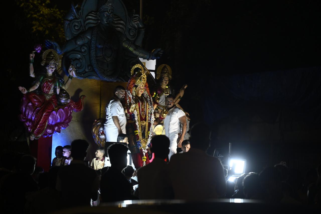 दगड़ी चॉल में हर साल नवरात्रि का पर्व पारंपरिक ढंग से मनाया जाता है, लेकिन इस बार का जश्न खास है क्योंकि इसमें भावनाओं का रंग भी शामिल है.