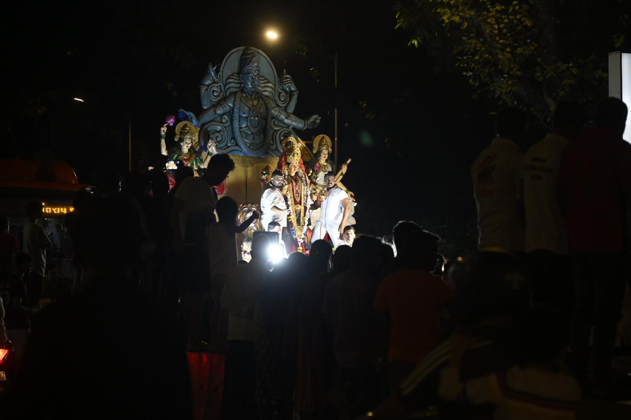 ढोल-ताशों की गूंज और जयकारों के बीच माता की मूर्ति का स्वागत करते समय वहाँ मौजूद लोग भाव-विभोर हो उठे. यह अवसर इसलिए भी खास माना जा रहा है क्योंकि दगड़ी चॉल लंबे समय बाद ऐसी खुशी का साक्षी बनी है. 