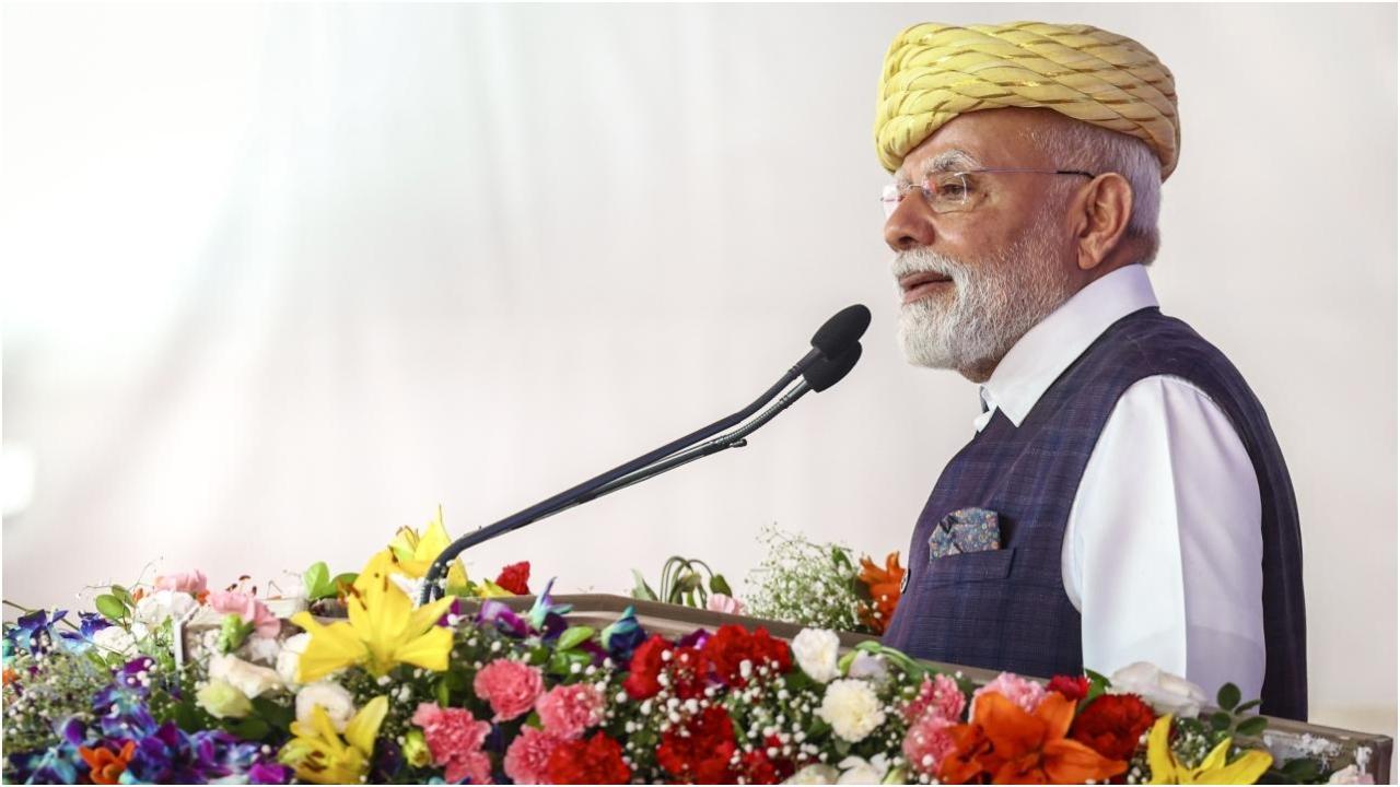 प्रधानमंत्री नरेंद्र मोदी ने गुजरात के भावनगर के गांधी मैदान में `समुद्र से समृद्धि` कार्यक्रम के दौरान सभा को संबोधित किया. तस्वीर/पीटीआई