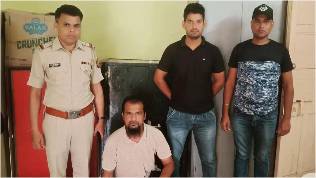गिरफ्तारी के बाद जीआरपी व अन्य अधिकारियों के साथ आरोपी.