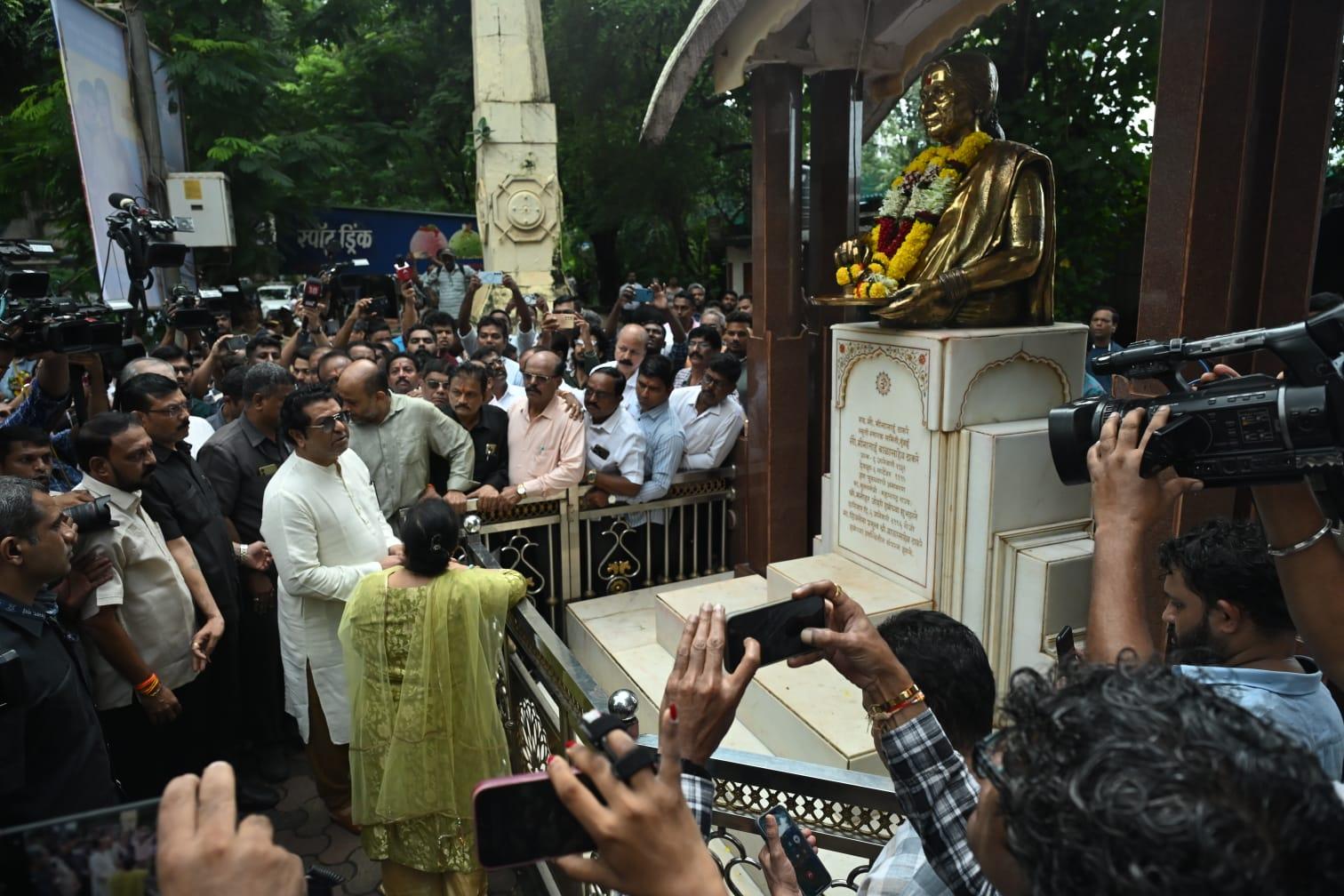 प्रतिमा के आसपास का क्षेत्र रंग से धब्बेदार हो गया था, जिससे वहां का दृश्य काफी परेशान करने वाला लग रहा था. इस घटना ने राजनीतिक हलकों में भी चिंता बढ़ा दी है, 