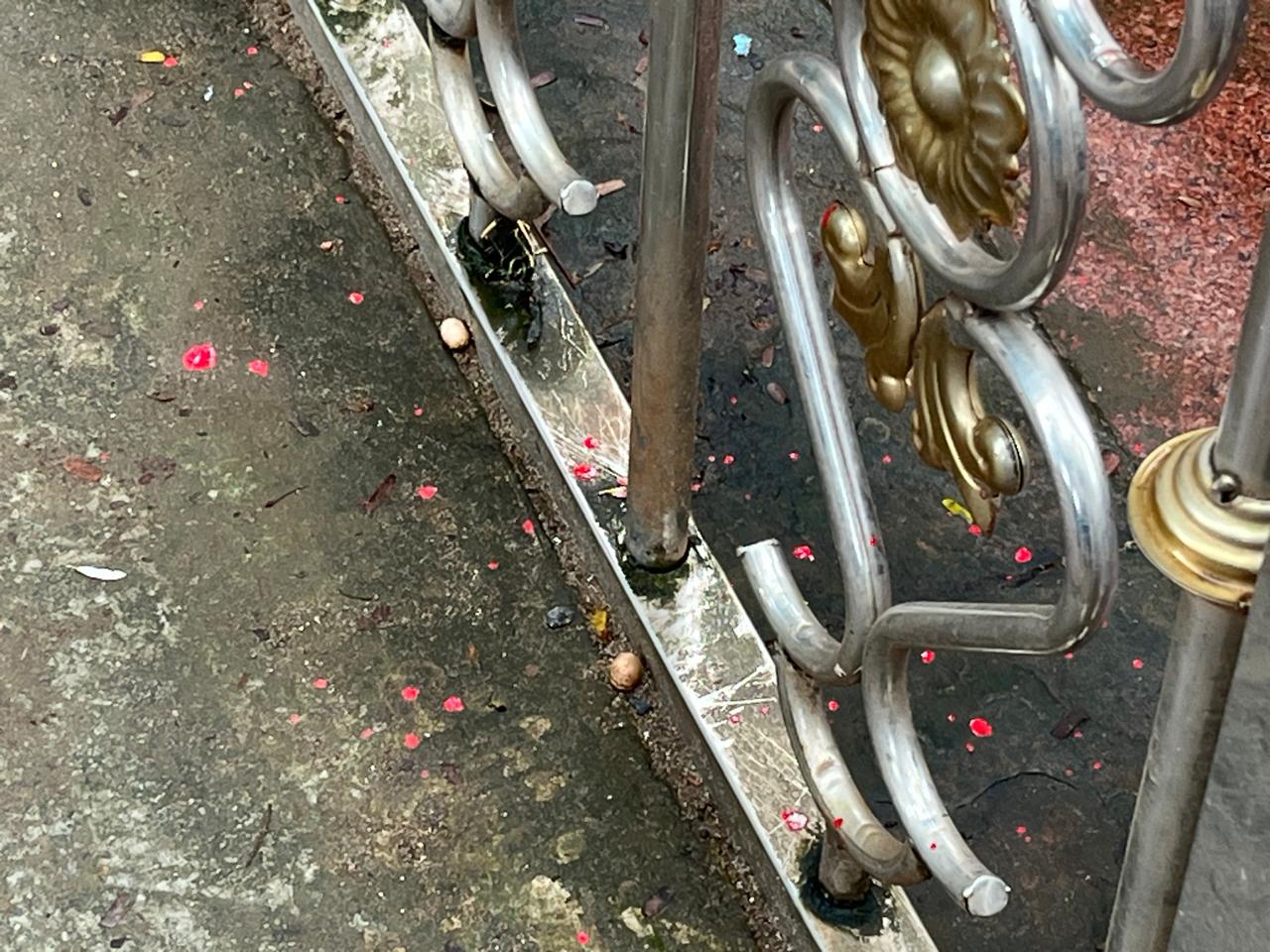 पुलिस ने लोगों से शांति बनाए रखने की अपील की है और कहा कि दोषियों को जल्द ही कानून के तहत कार्रवाई के लिए जिम्मेदार ठहराया जाएगा. 