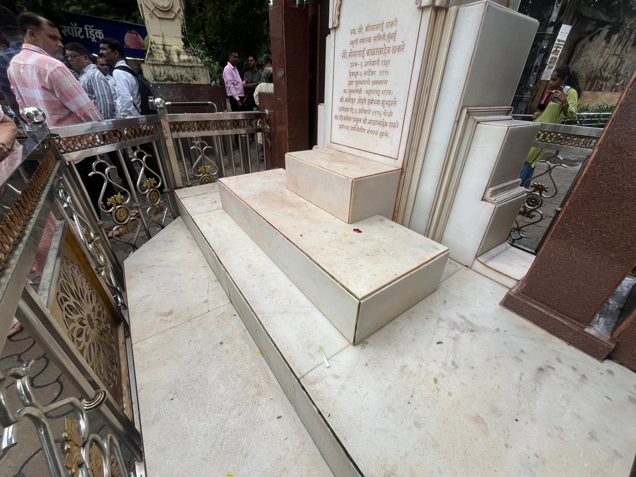 क्योंकि मीनाताई ठाकरे की प्रतिमा केवल एक स्मारक ही नहीं, बल्कि शिवसेना और ठाकरे परिवार के लिए भावनात्मक और प्रतीकात्मक महत्व रखती है.