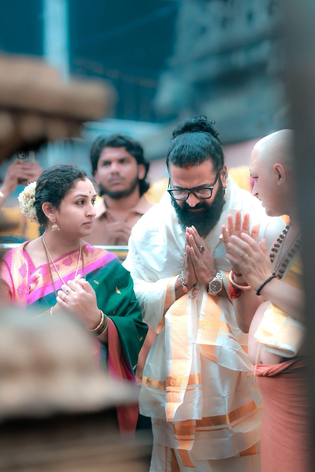 दर्शन के बाद ऋषभ शेट्टी ने मीडिया से कहा कि उनकी पूरी टीम ने फिल्म के लिए कड़ी मेहनत की है और अब वह चाहते हैं कि दर्शक इसे पूरे दिल से स्वीकार करें. आपको बता दें,  ‘कांतारा: चैप्टर 1’ का ट्रेलर दर्शकों को बहुत ज्यादा पसंद आ रहा है. ट्रेलर रिलीज के महज़ 24 घंटे में इस ट्रेलर को 107 मिलियन से ज़्यादा व्यूज़ और 3.4 मिलियन लाइक्स मिल चुके हैं. 