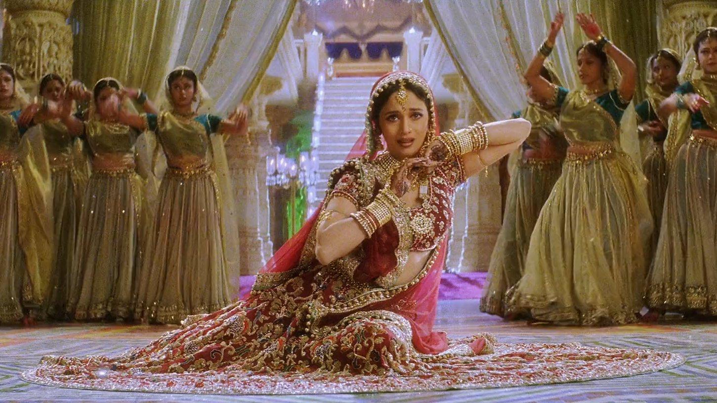 चंद्रमुखी (माधुरी दीक्षित) – देवदास (2002)भंसाली ने तवायफों को केवल शोभा नहीं, बल्कि त्रासदी और गरिमा के प्रतीक के रूप में चित्रित किया है. चंद्रमुखी इसका सबसे खूबसूरत उदाहरण हैं. माधुरी दीक्षित ने इस भूमिका को ऐसा स्वरूप दिया कि वह केवल देवदास की प्रेमिका नहीं, बल्कि अपने आप में एक पूरी कहानी बन गईं.