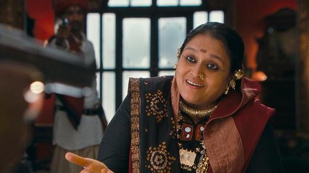 धनकोर बा (सुप्रिया पाठक) – गोलियों की रासलीला राम-लीला (2013)मजबूत मातृ शक्तियों का चित्रण भंसाली की खासियत रही है. धनकोर बा इसका सर्वोत्तम उदाहरण हैं. सुप्रिया पाठक ने इस किरदार में प्रेम, सत्ता और प्रतिशोध की अद्भुत त्रिवेणी को जीवंत किया, और भंसाली ने उन्हें शेक्सपियरियन गहराई दी.