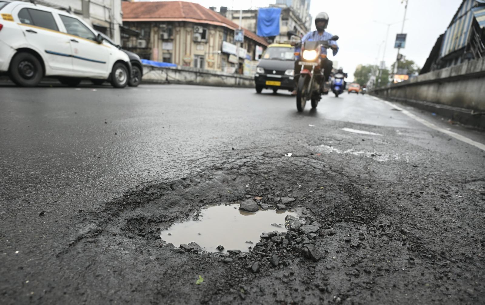बारिश का पानी इन गड्ढों में भर जाने के कारण ये और भी खतरनाक हो गए हैं, जिससे दोपहिया वाहनों का संतुलन बिगड़ने का खतरा बना रहता है. 