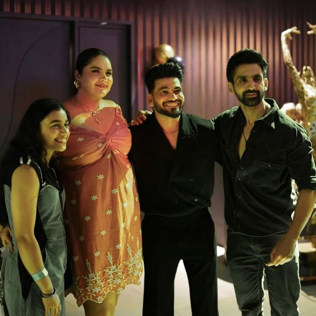 सभी ने साथ में ढेर सारी तस्वीरें क्लिक करवाईं, जिन्हें सोशल मीडिया पर शेयर किया गया.