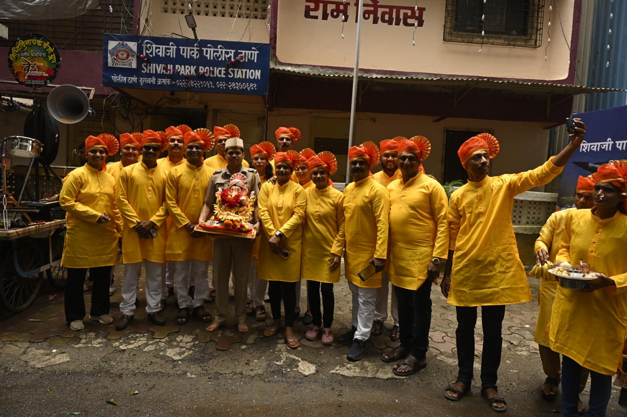 स्थानीय नागरिकों ने भी पुलिसकर्मियों के इस कदम की सराहना की और कहा कि गणेशोत्सव जैसी सांस्कृतिक परंपरा में पुलिस का शामिल होना समाज और जनता के बीच एक सकारात्मक संदेश देता है.