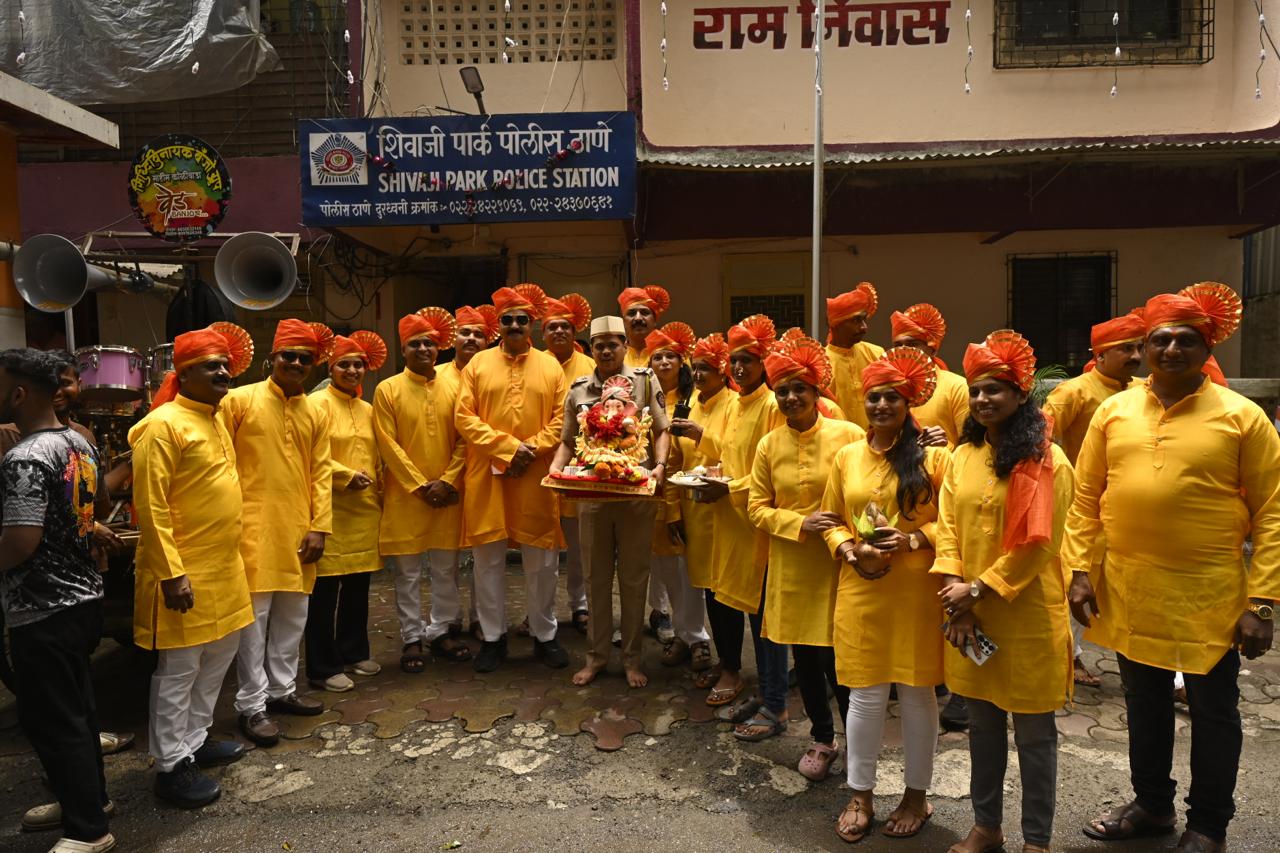 गणेश विसर्जन के दौरान पुलिसकर्मी नाच-गाने में झूमते दिखे. उत्साह और अनुशासन का यह अद्भुत संगम सभी उपस्थित लोगों के लिए प्रेरणादायक रहा. 