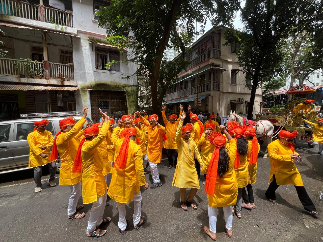 पुलिस स्टेशन के कई वरिष्ठ अधिकारियों ने भी इस अवसर पर भाग लिया और कर्मचारियों के साथ मिलकर बप्पा की आरती की. 