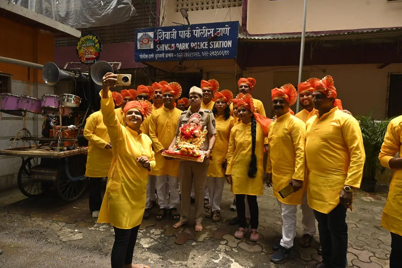 गौरतलब है कि गणेशोत्सव सिर्फ धार्मिक आयोजन ही नहीं बल्कि समाज और समुदाय को एकजुट करने का पर्व माना जाता है. इस पहल से शिवाजी पार्क पुलिस स्टेशन ने एक मिसाल पेश की है कि कर्तव्य और परंपरा को एक साथ निभाया जा सकता है.