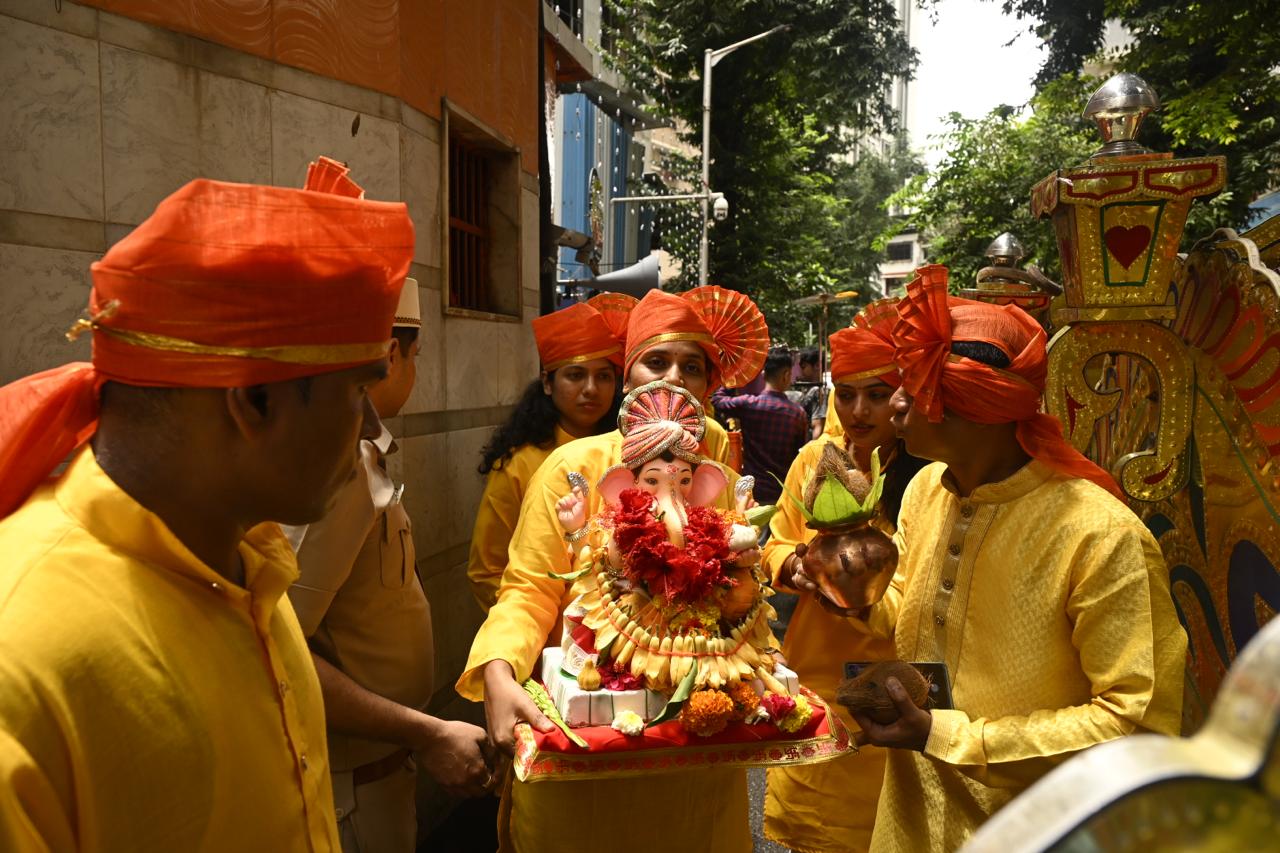 विसर्जन जुलूस से पहले पूरे पुलिस स्टेशन का माहौल उत्सव की धुनों और भक्तिमय वातावरण से गूंज उठा. सभी पुलिसकर्मी और स्टाफ के सदस्य पीले रंग के कुर्ते और सफेद पैजामे में पारंपरिक अंदाज में नजर आए. ढोल-ताशों की थाप और भक्ति गीतों की गूंज के साथ सभी ने मिलकर बप्पा को विदाई दी.