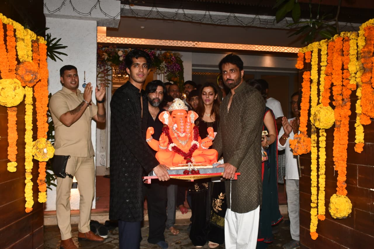 विशेषज्ञों का कहना है कि कृत्रिम तालाबों, घर पर बने टैंकों और मिट्टी में विसर्जन जैसे उपाय अपनाकर प्रदूषण को कम किया जा सकता है. 