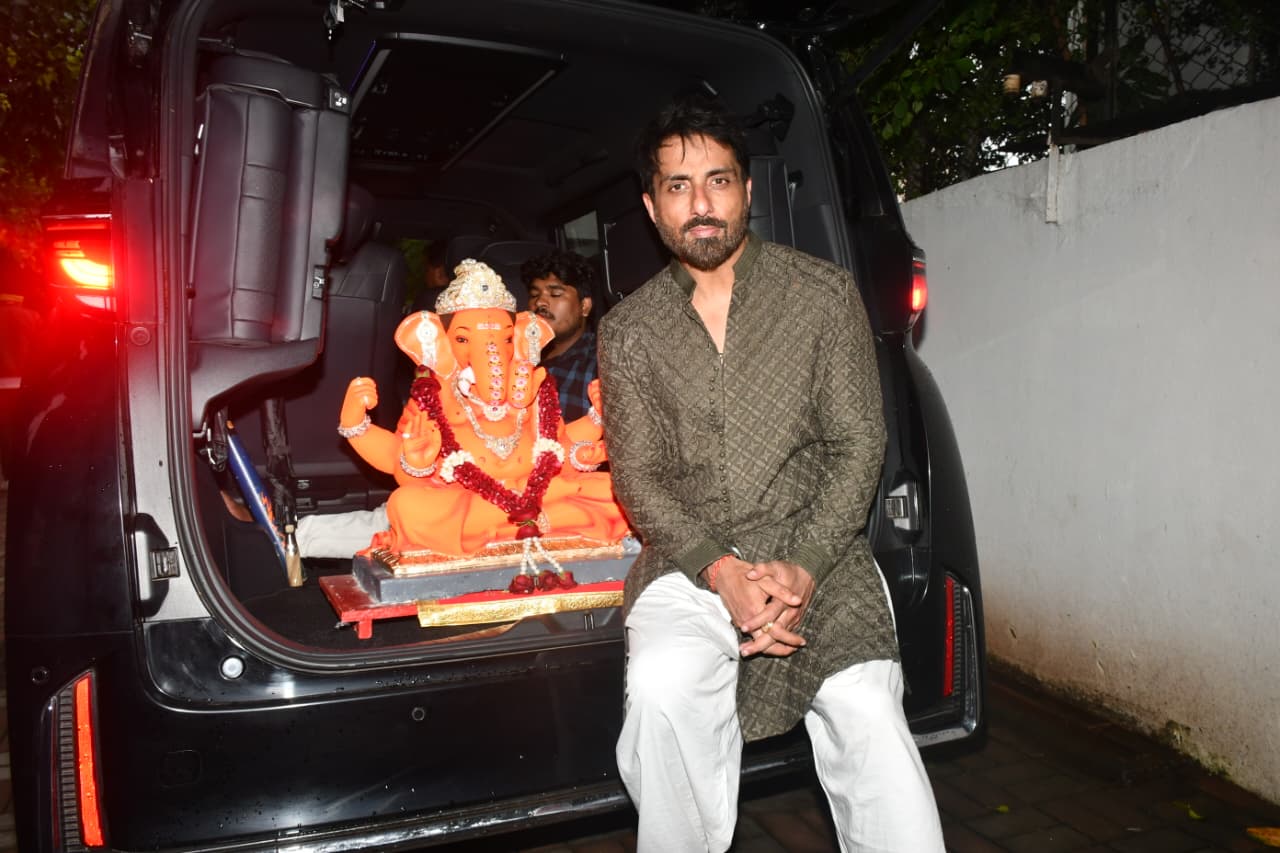 बॉलीवुड अभिनेता सोनू सूद लंबे समय से समाजसेवा के लिए जाने जाते हैं. कोविड महामारी के दौरान उन्होंने प्रवासी मजदूरों को उनके घर तक पहुँचाने, मरीजों को दवा और ऑक्सीजन उपलब्ध कराने जैसे कई काम किए. अब गणेशोत्सव को स्थायी ढंग से मनाने का उनका निर्णय इसी सेवा भावना का विस्तार माना जा रहा है.
