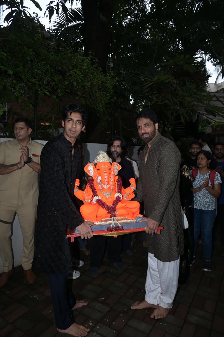 सोनू सूद ने कहा कि सच्ची भक्ति सिर्फ पूजा और परंपरा तक सीमित नहीं है, बल्कि उस प्रकृति की रक्षा करना भी जरूरी है जिसे भगवान ने हमें दिया है. 