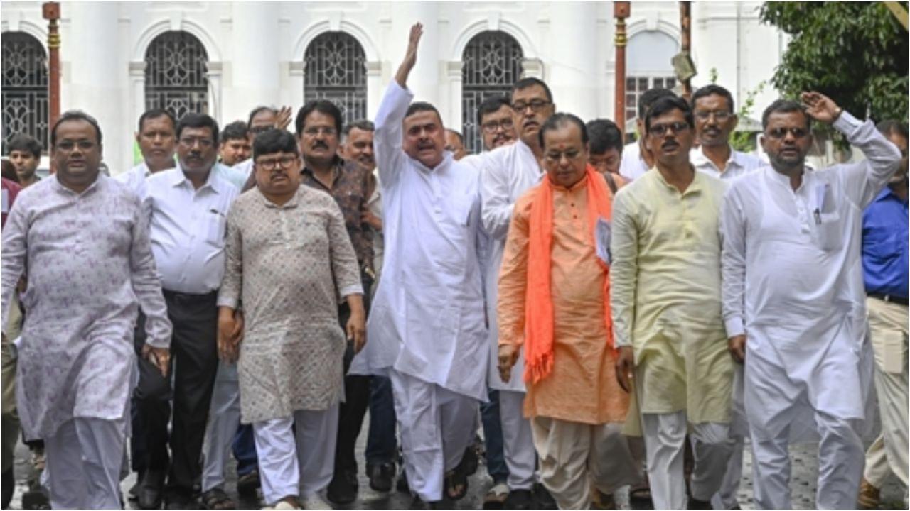 भाजपा नेता शुभेंदु अधिकारी (बीच में) पार्टी विधायकों के साथ मंगलवार को कोलकाता में विशेष सत्र के दौरान विधानसभा से बहिर्गमन करते हुए. तस्वीर/पीटीआई