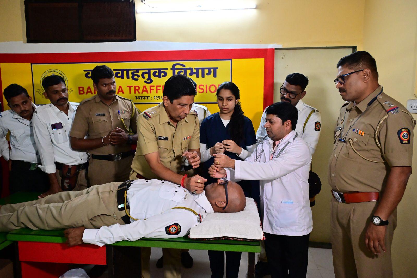 डॉक्टरों ने बताया कि सड़क हादसों या अचानक हार्ट अटैक जैसी स्थिति में पुलिस कर्मियों की त्वरित प्रतिक्रिया मरीज की जान बचाने में निर्णायक भूमिका निभा सकती है.