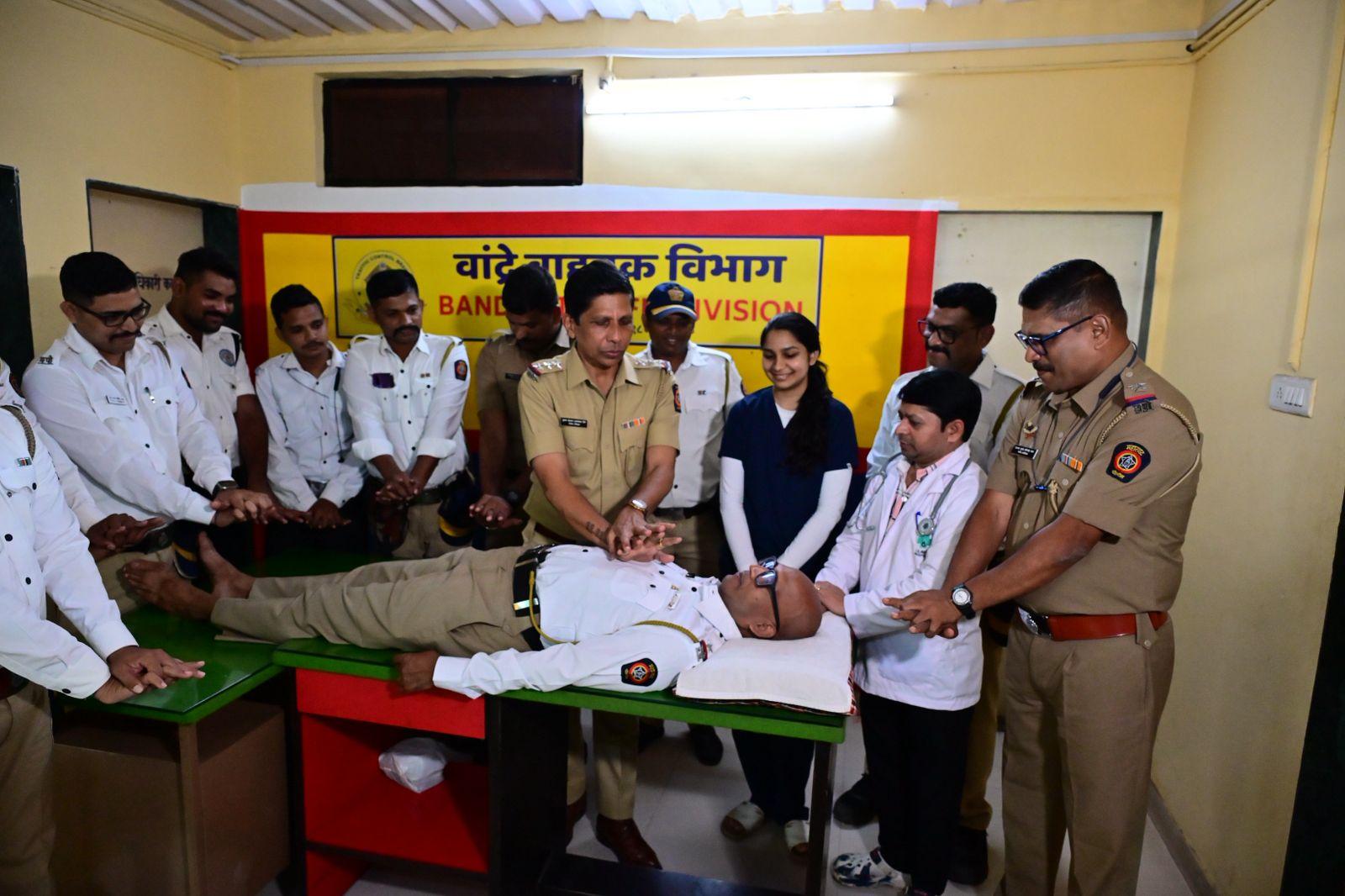 इस पहल के जरिए मुंबई पुलिस ने यह संदेश दिया कि सुरक्षा और जीवन रक्षा दोनों ही उनकी प्राथमिकता हैं.