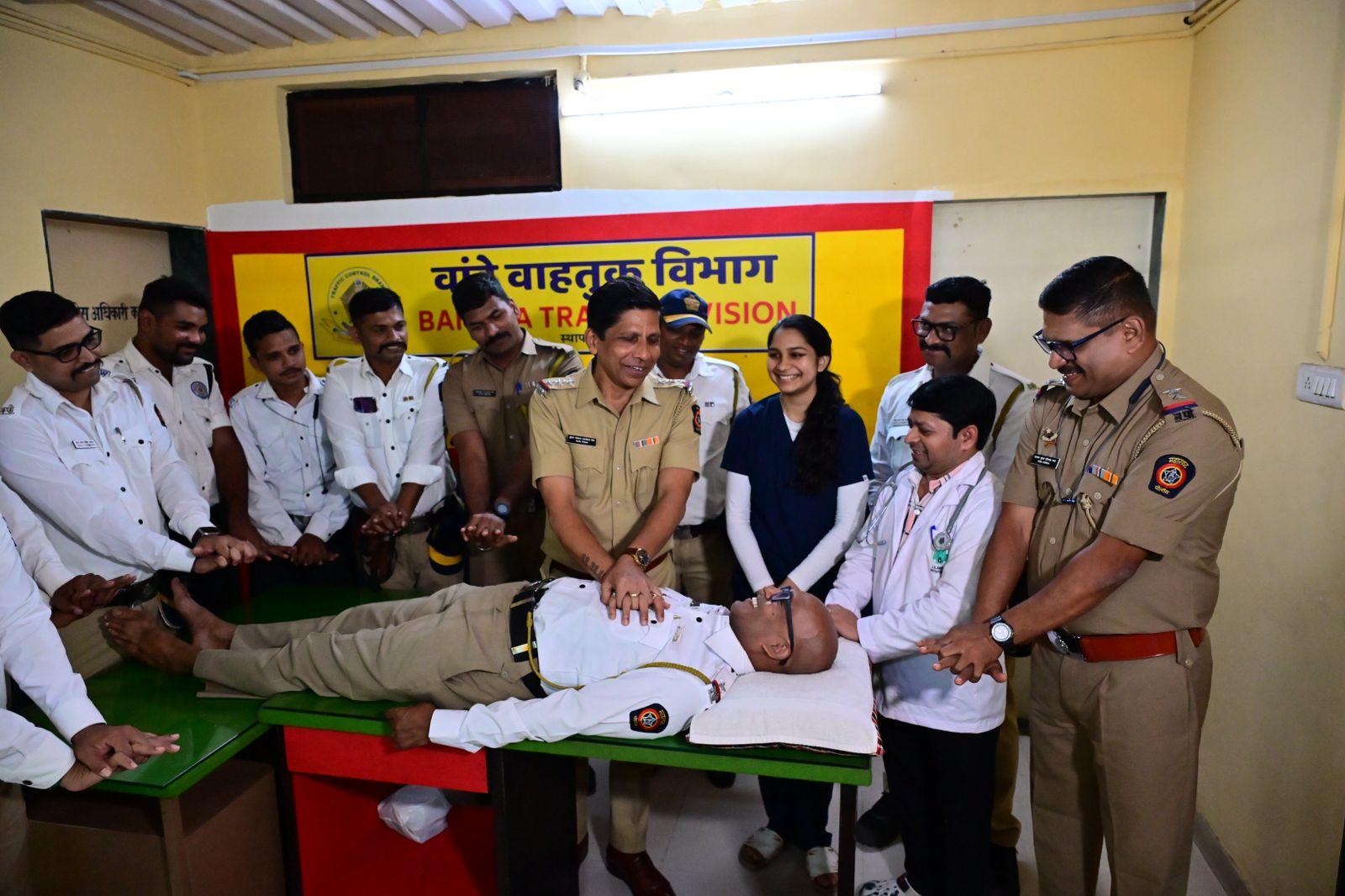 इस मौके पर यातायात निरीक्षक ने कहा कि पुलिस कर्मियों को न केवल ट्रैफिक नियंत्रण और कानून लागू करने में कुशल होना चाहिए, बल्कि वे नागरिकों की जान बचाने के लिए भी तत्पर रहें. 