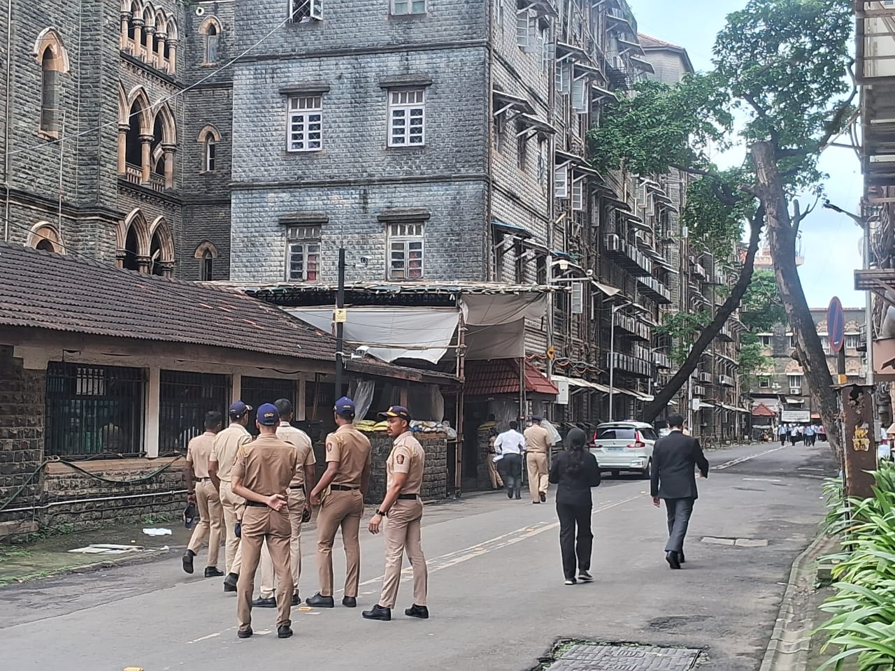 ईमेल मिलते ही हाईकोर्ट के रजिस्ट्रार ने मुंबई पुलिस को सूचना दी. इसके बाद बम निरोधक दस्ते (Bomb Detection and Disposal Squad) और डॉग स्क्वॉड को मौके पर बुलाया गया.