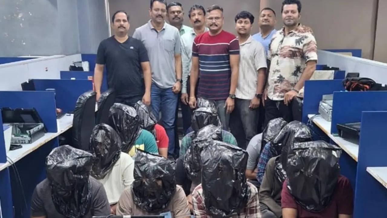 Iपुलिस ने गोरेगांव में फर्जी कॉल सेंटर पर मारा छापा, 13 लोगों को किया गिरफ्तार