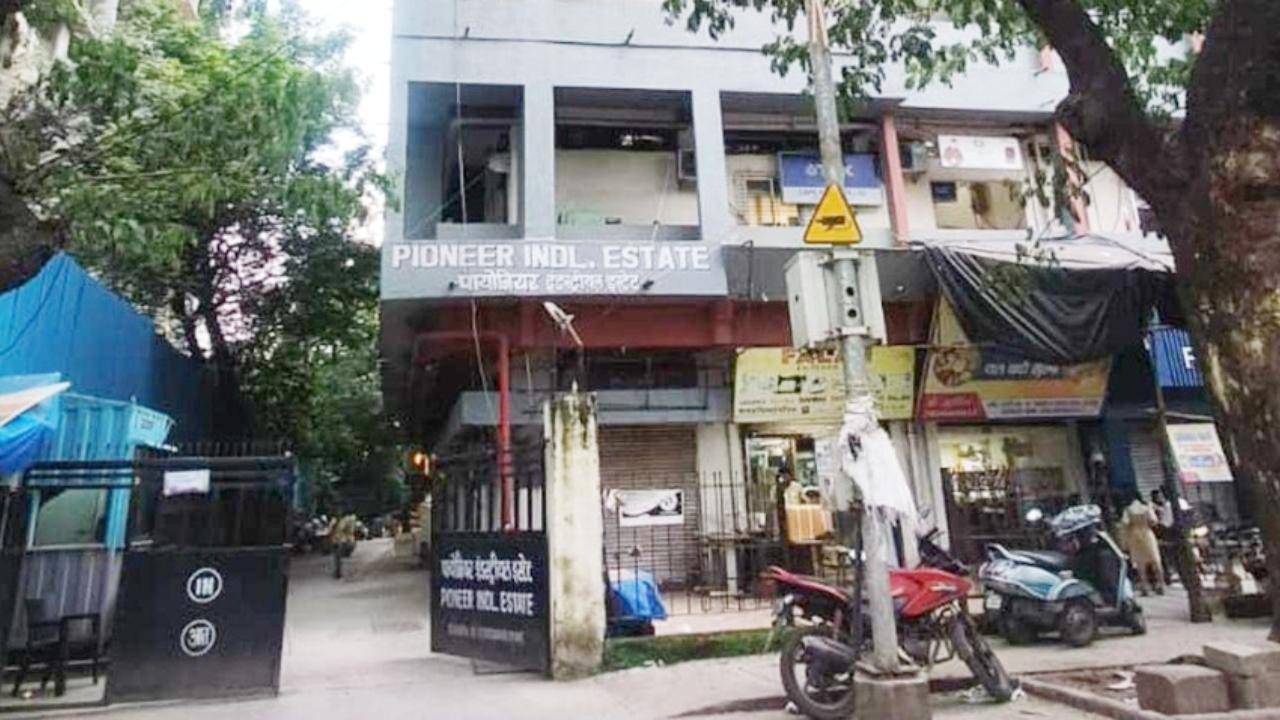 पुलिस के अनुसार, शिकायतकर्ता, चिराग कांटारिया (39), जोगेश्वरी (पूर्व) में पायनियर इंडस्ट्रीज कॉम्प्लेक्स में पट्टे पर एक कपड़ा दुकान चलाता है.