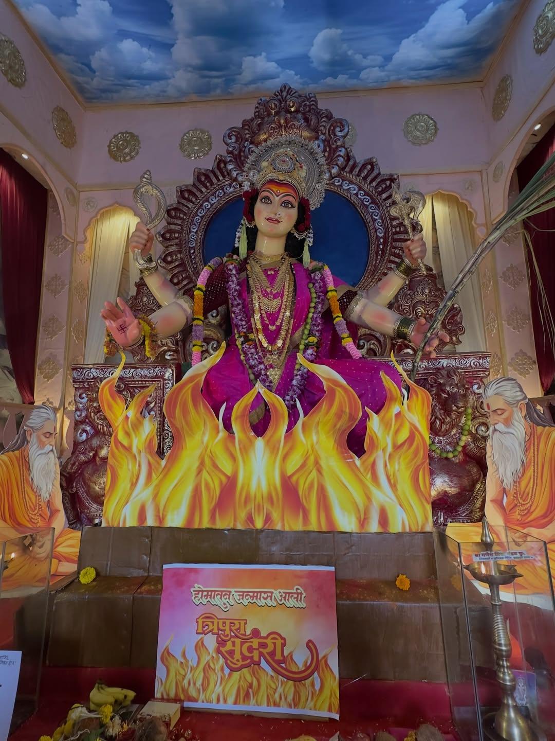 इस नवरात्र उत्सव में उपस्थित भक्तों ने भी देवी की भव्य सजावट और मंडल द्वारा आयोजित कार्यक्रमों की सराहना की. 