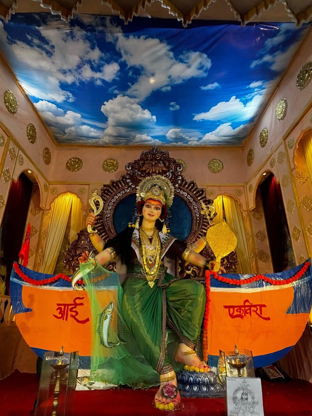 उन्होंने नौ दिनों तक अलग-अलग थीम पर देवी की पूजा स्थल को सजाया, जिससे हर दिन का रूप और माहौल नए अंदाज में प्रस्तुत हुआ. 